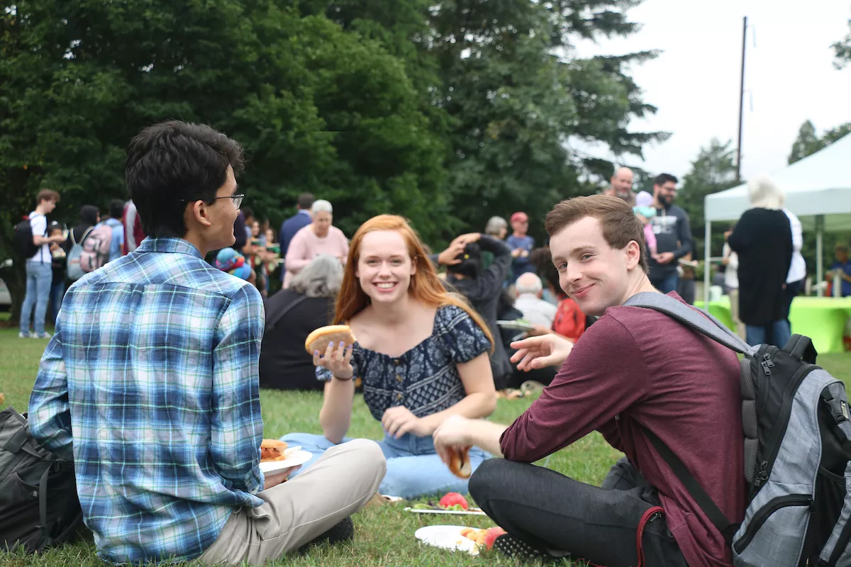Estudiantes haciendo picnic